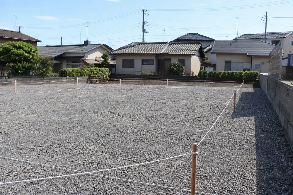 住宅街にある屋根のない平面駐車場の写真。建物を建てない土地活用の例