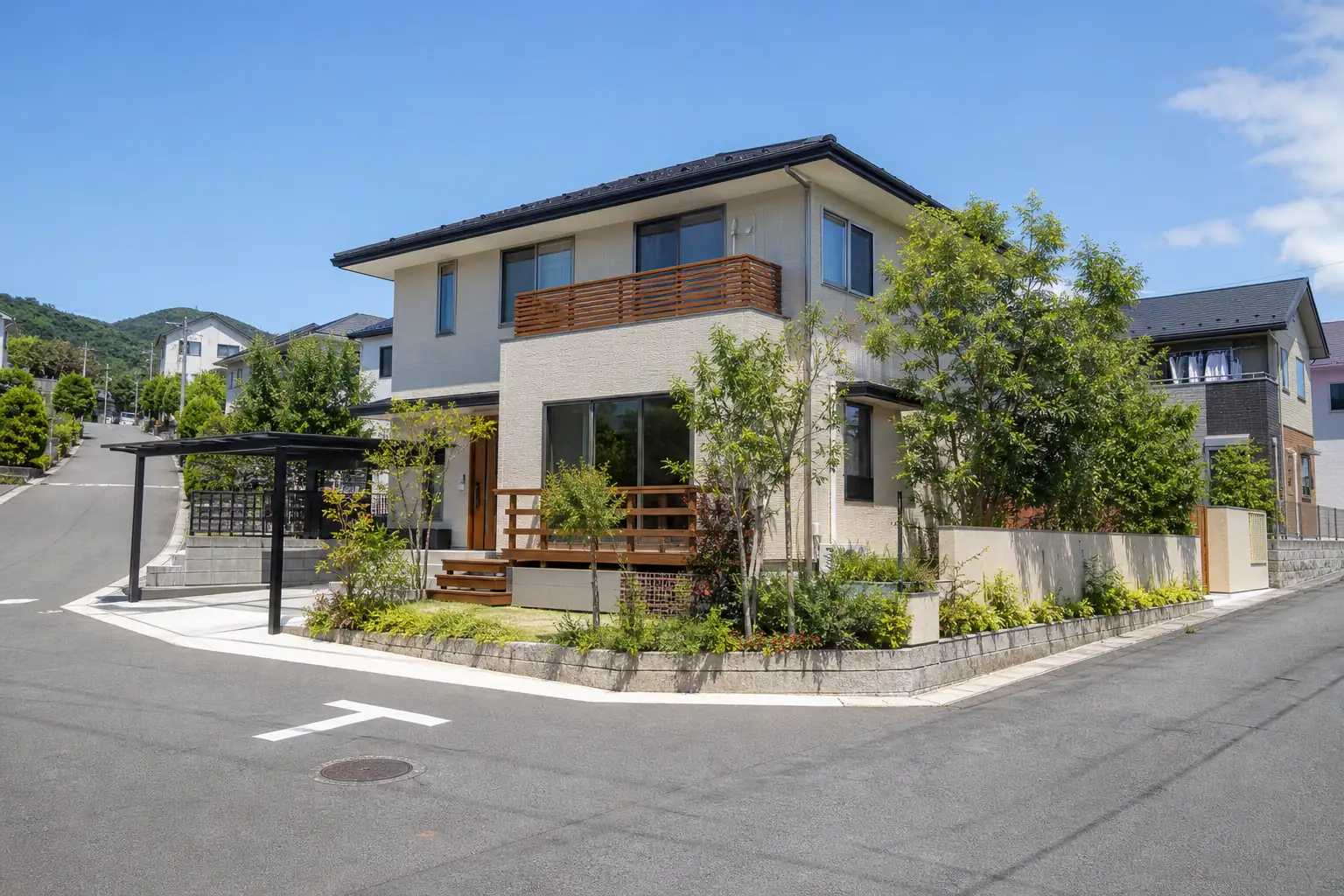横浜市の角地緩和を確かめる場面のイメージとして、2本の道路に面した住宅街の角地
